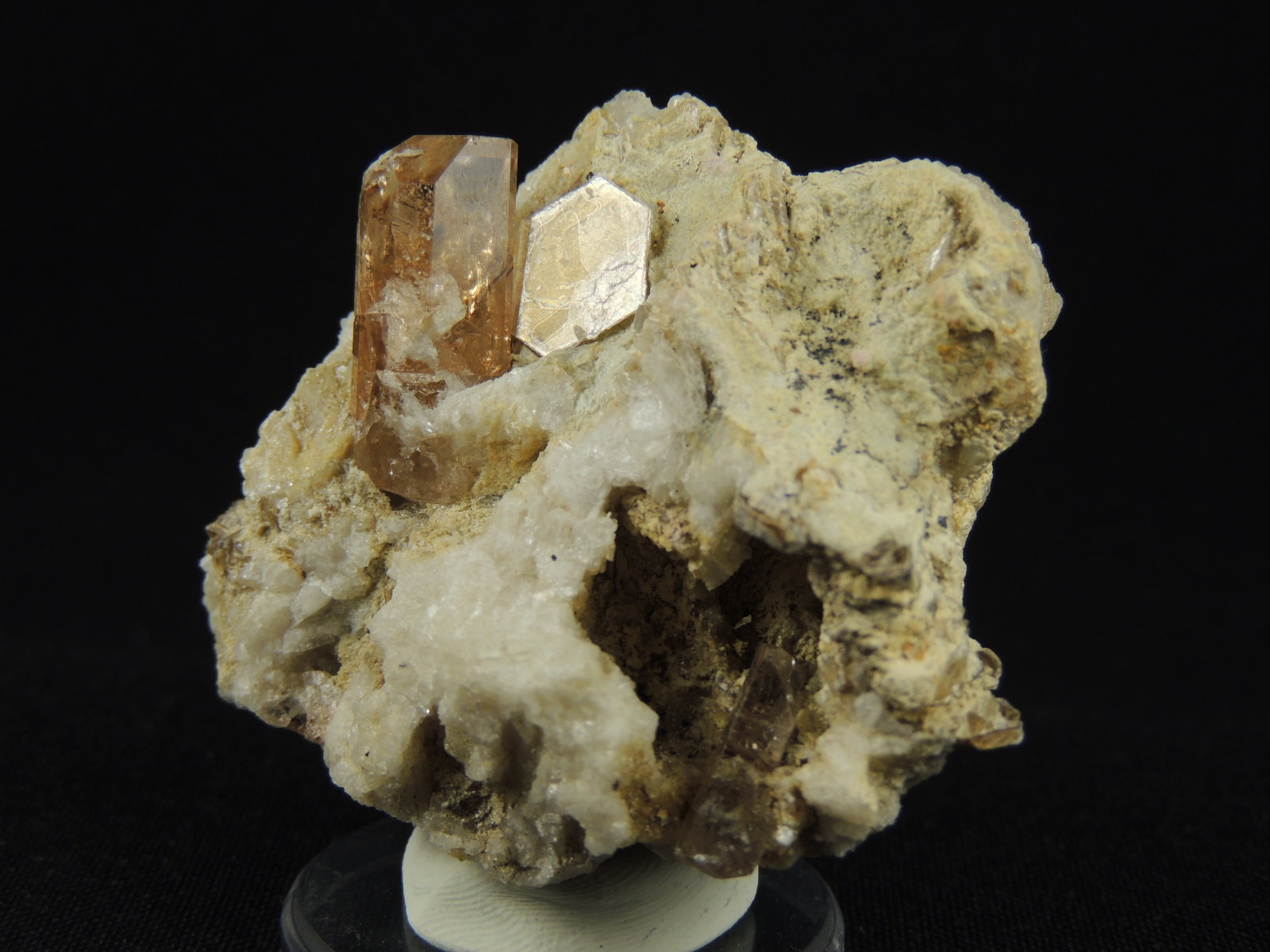 Topacio, Moscovita
6 x 4.3 x 4.1 centimetros
(Autor: Ricardo Melendez)