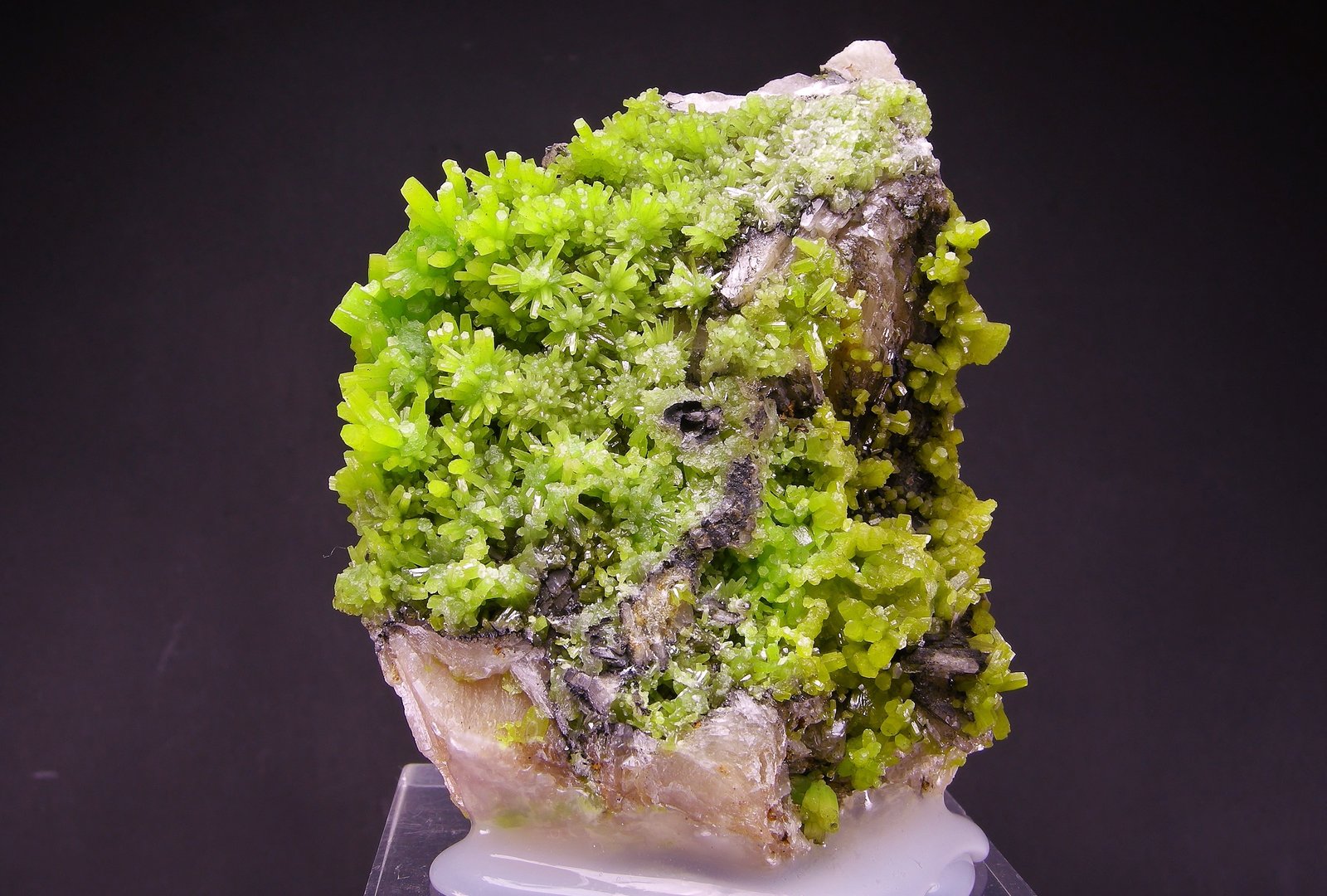 Piromorfita, Barita
8 x 6.2 cm
(Autor: Diego Navarro)