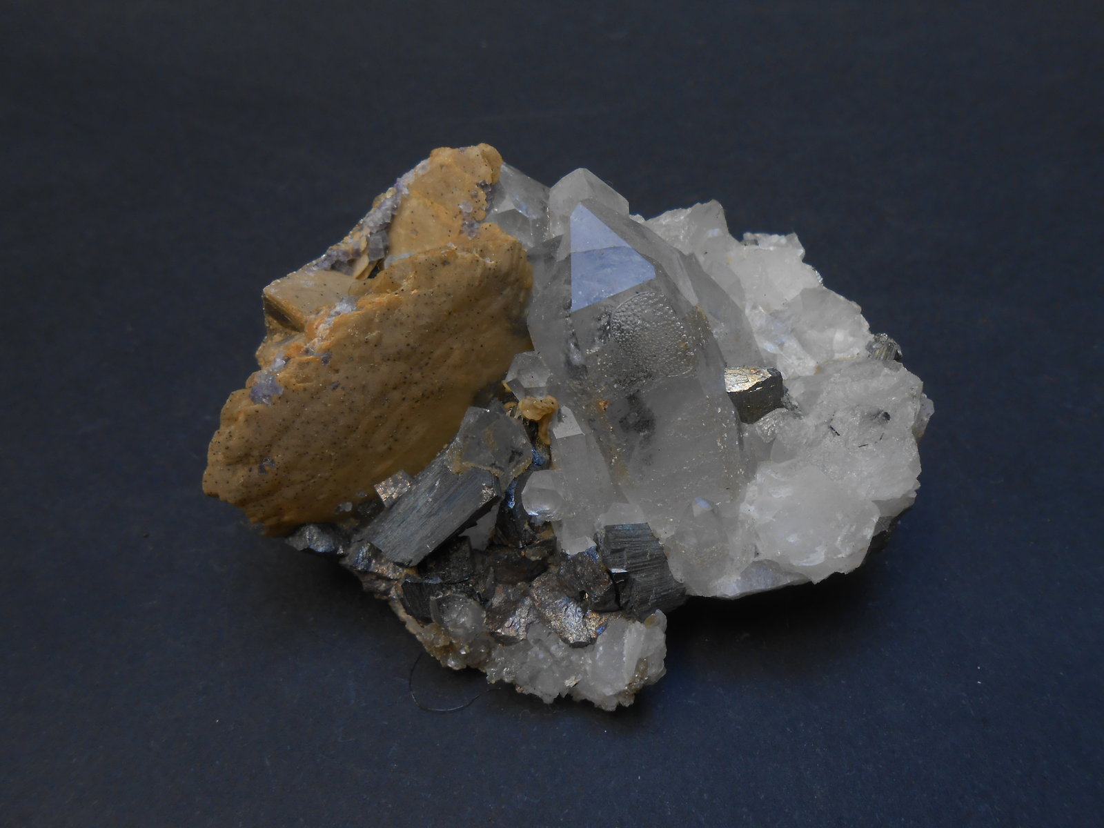 Siderita y Arsenopirita
8 x 6 x 3 cm
(Autor: Antonio Alcaide)