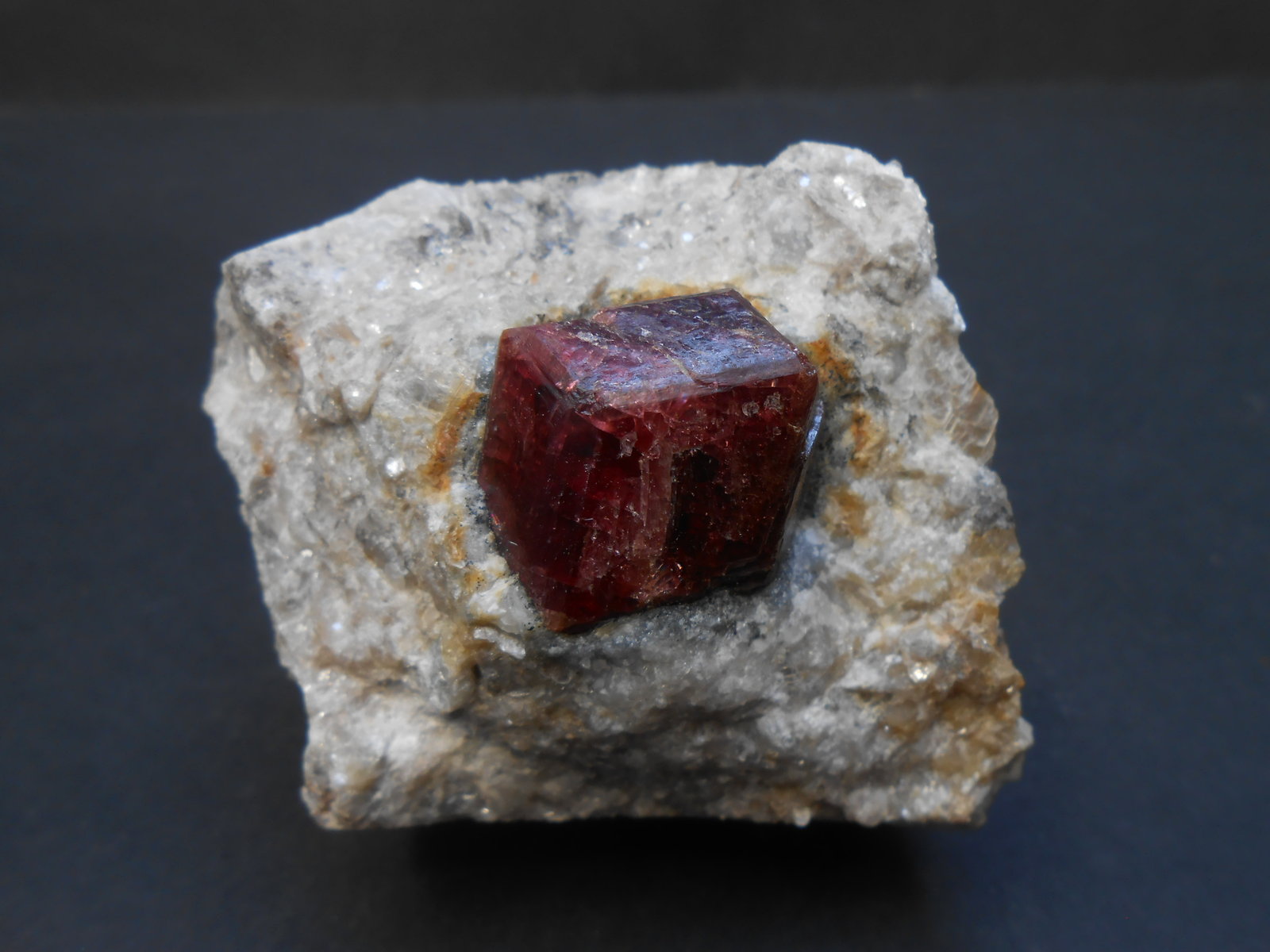 Almandino
6 x 5,5 x 5 cm
(Autor: Antonio Alcaide)