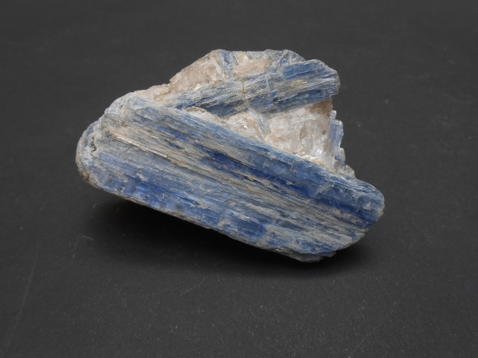 Cianita
7 x 4,5 x 2,5 cm
(Autor: Antonio Alcaide)