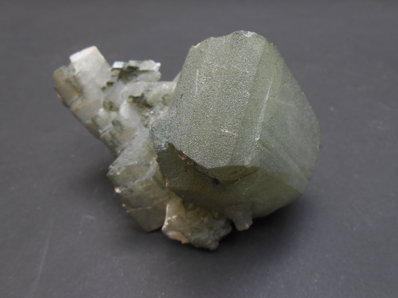 Ortoclasa (variedad adularia) y Clorita (Grupo)
7 x 5,5 x 5,5 cm
(Autor: Antonio Alcaide)