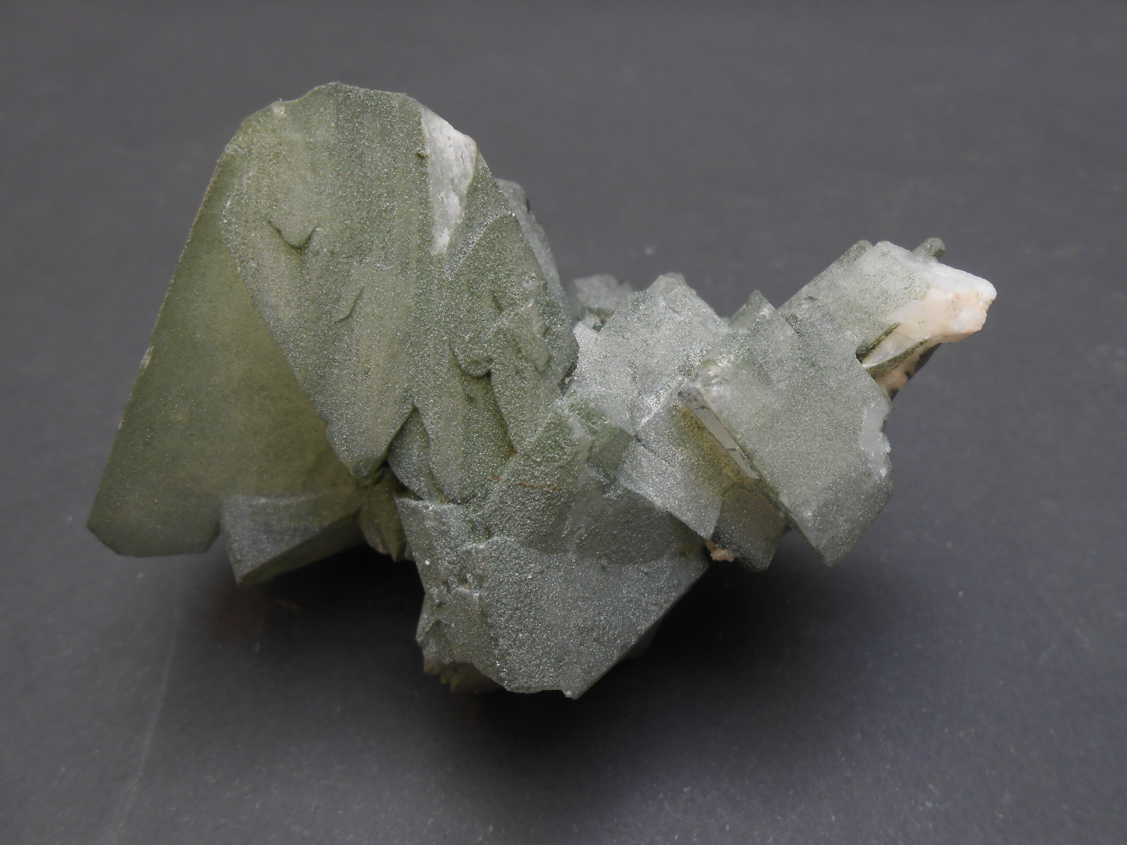 Ortoclasa (variedad adularia) y Clorita (Grupo)
7 x 5,5 x 5,5 cm
(Autor: Antonio Alcaide)