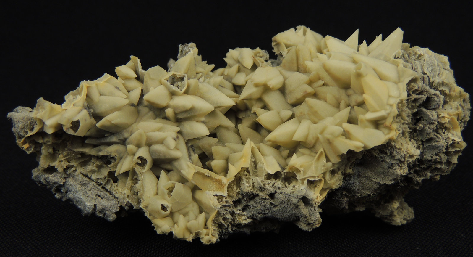 Smithsonita pseudo Calcita
9 x 4.5 x 4 centimetros
(Autor: Ricardo Melendez)