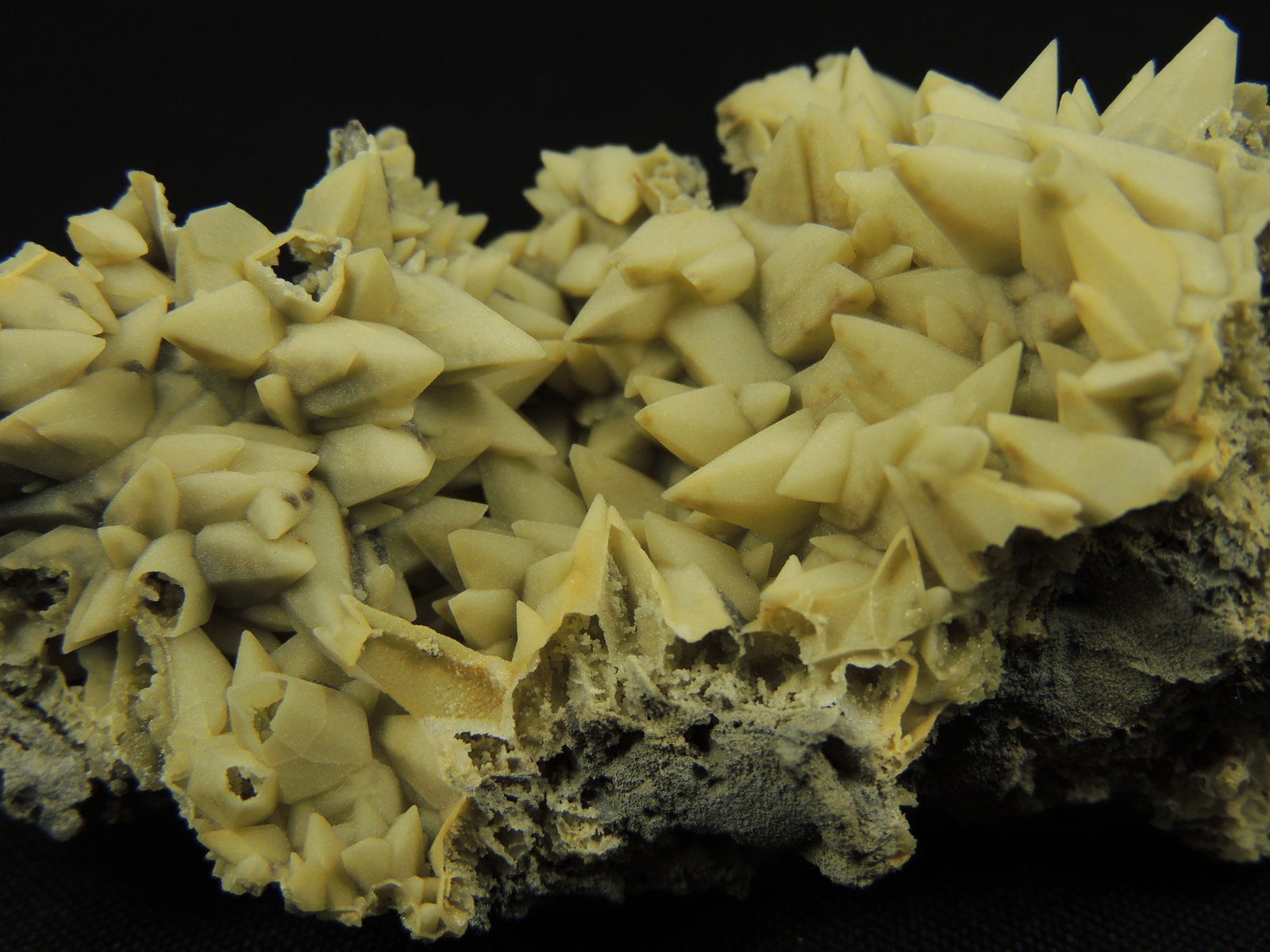 Smithsonita pseudo Calcita
9 x 4.5 x 4 centimetros  75 gramos
(Autor: Ricardo Melendez)