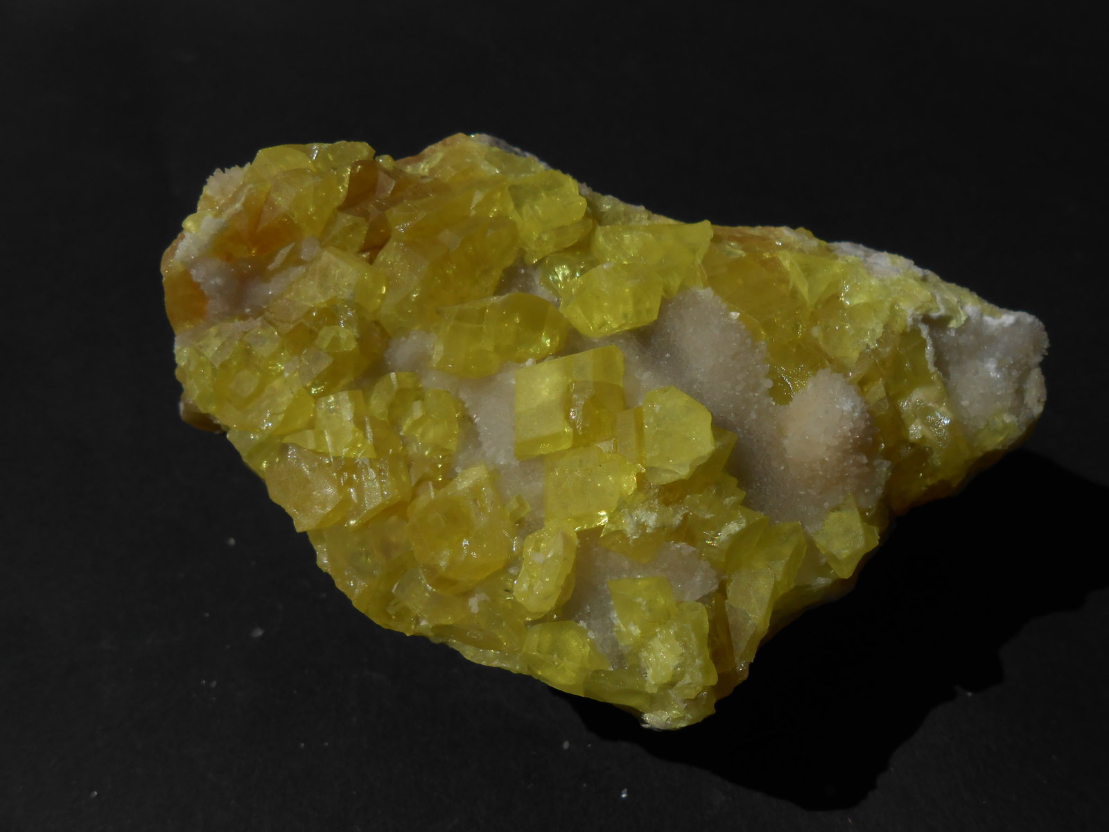 Azufre y Aragonito
9 x 5,5 x 4,5 cm
(Autor: Antonio Alcaide)