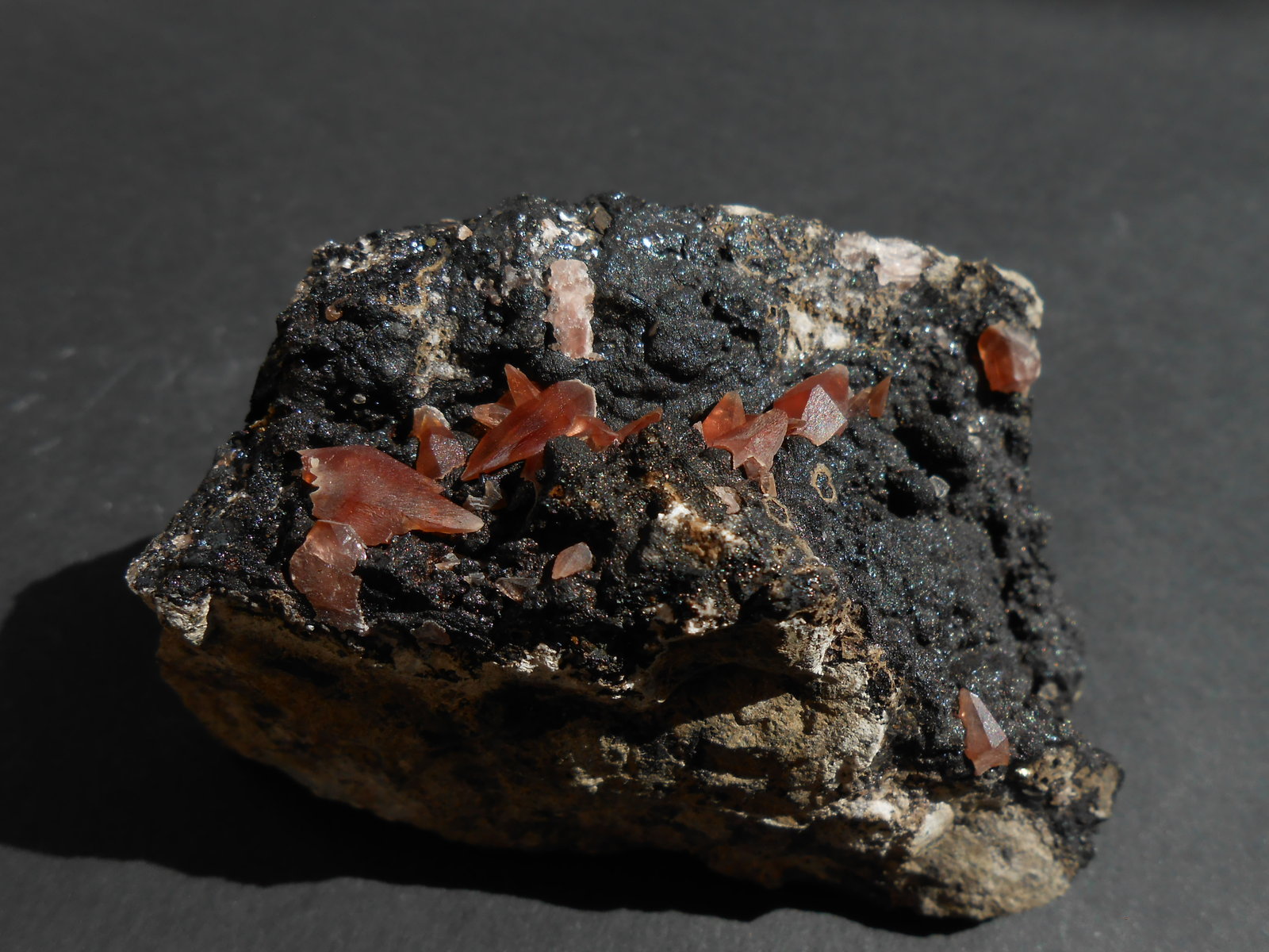 Rodocrosita y Fluorita
9 x 4,5 x 4 cm
(Autor: Antonio Alcaide)