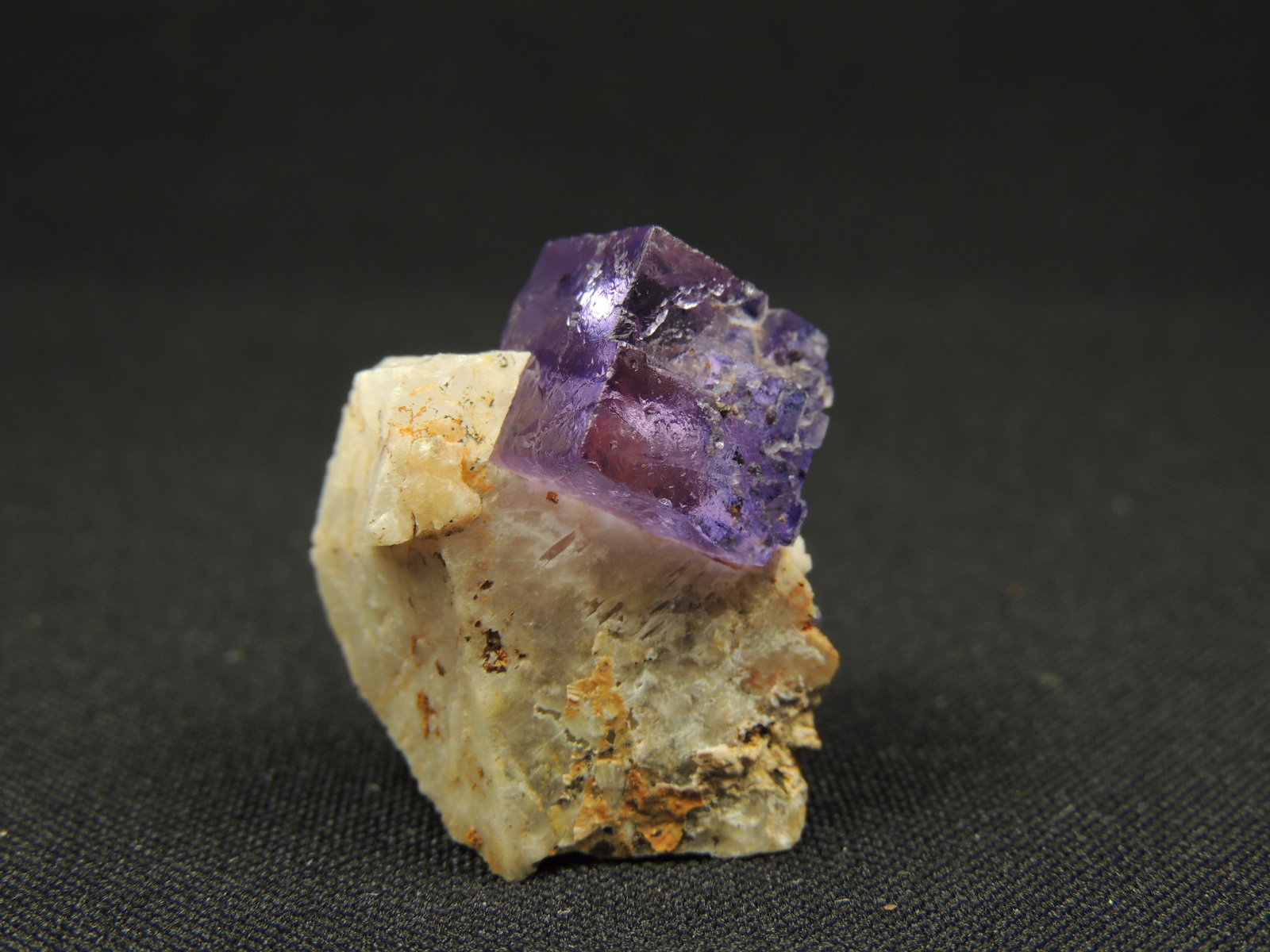 Fluorita, Barita
2.5 x 2 x 2.5 centimetros
(Autor: Ricardo Melendez)