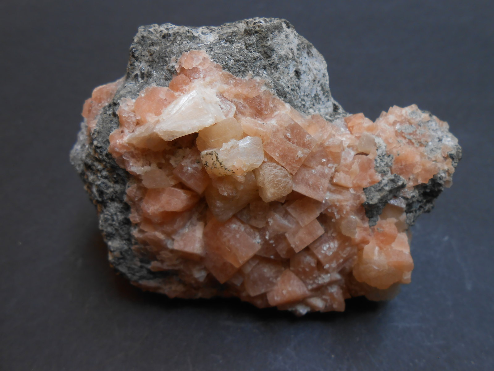 Chabazita-Ca y Estilbita-Ca
8 x 5 x 3,5 cm
(Autor: Antonio Alcaide)