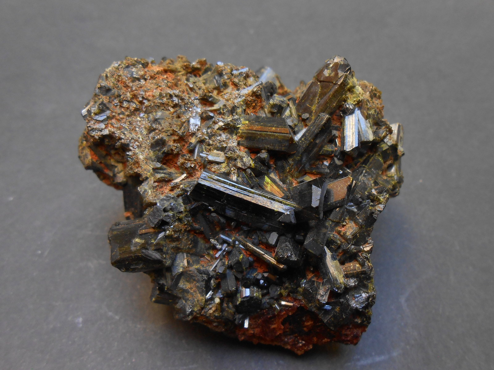 Epidota
6 x 6 x 3,5 cm
(Autor: Antonio Alcaide)