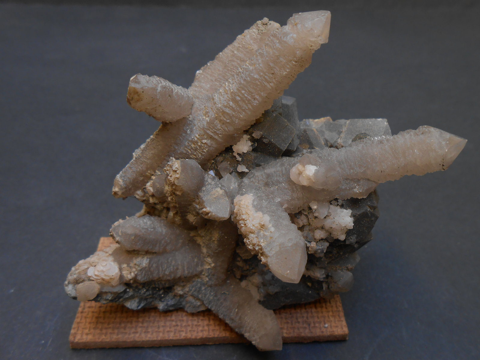 Serie Andradita-Grossularia y Cuarzo
9 x 7 x 5 cm
(Autor: Antonio Alcaide)