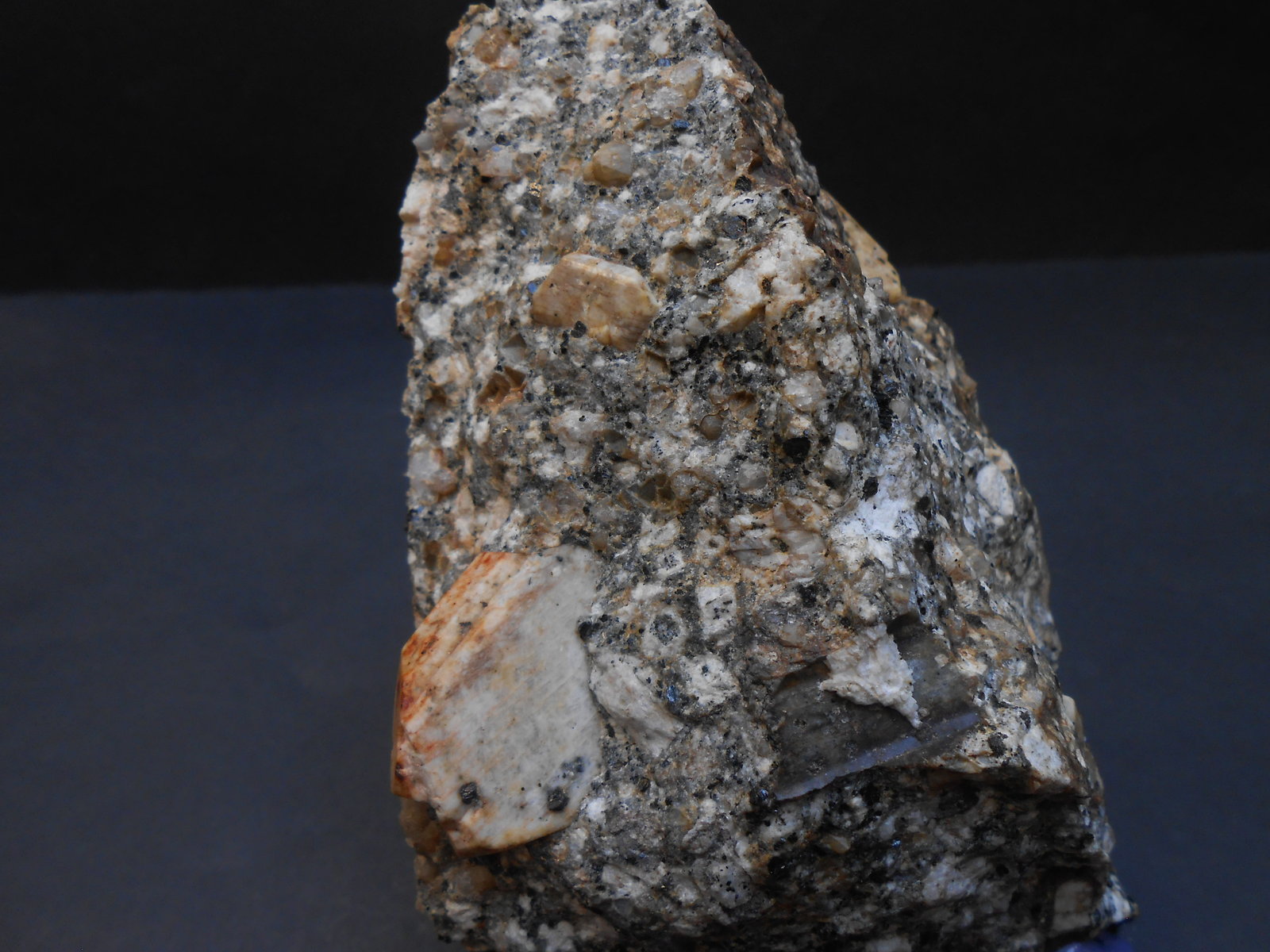 Ortoclasa
12 x 9 x 7 cm
(Autor: Antonio Alcaide)