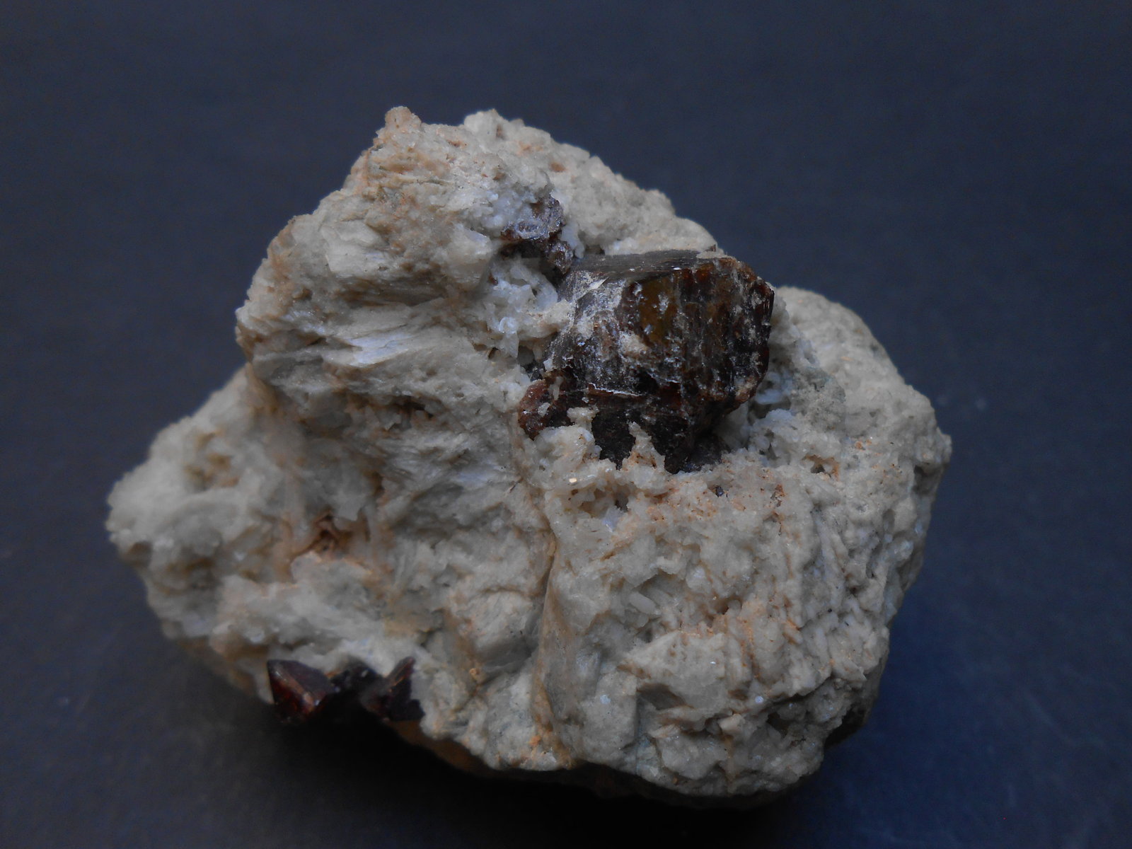 Zircón
5,5 x 4 x 4 cm
(Autor: Antonio Alcaide)