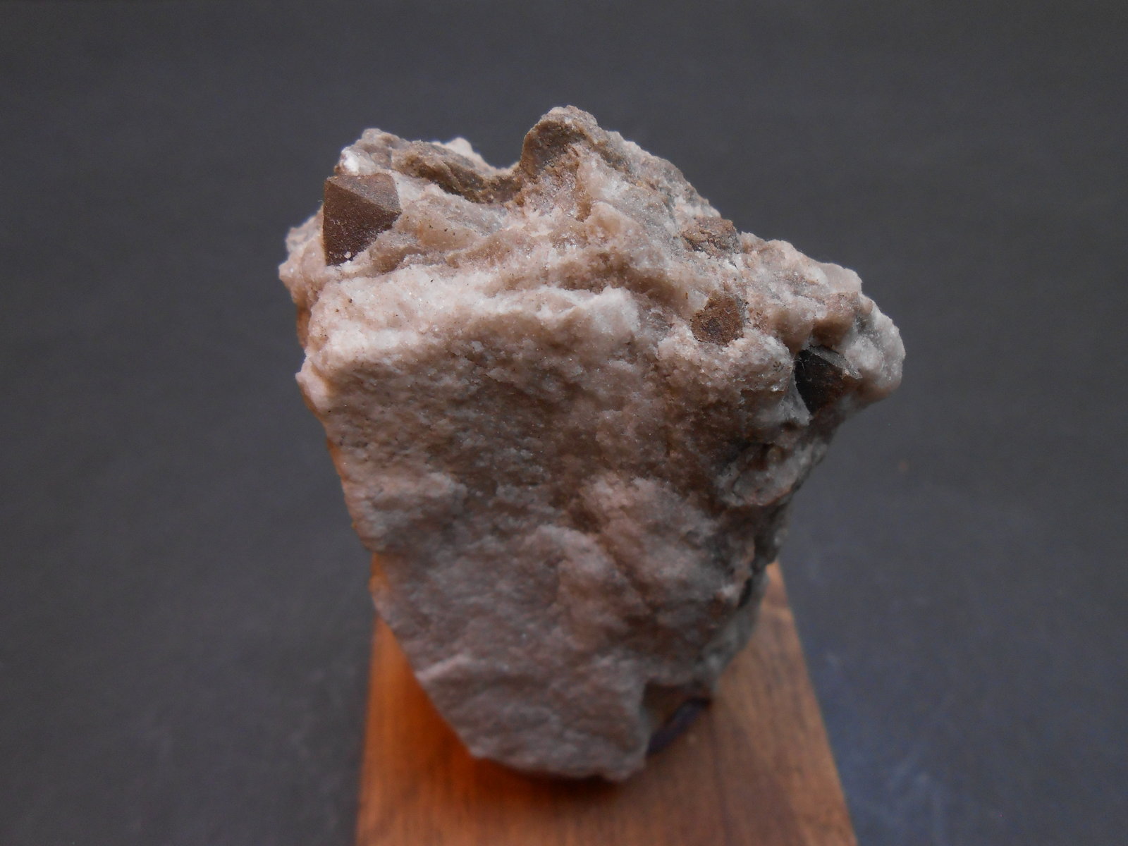 Dolomita (variedad teruelita)
6 x 3 x 2 cm
(Autor: Antonio Alcaide)