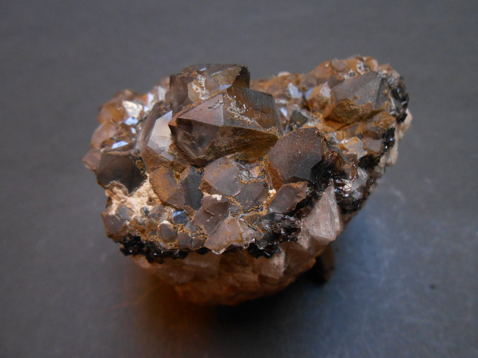 Cuarzo (variedad ahumado)
5,5 x 5,5 x 4 cm
(Autor: Antonio Alcaide)