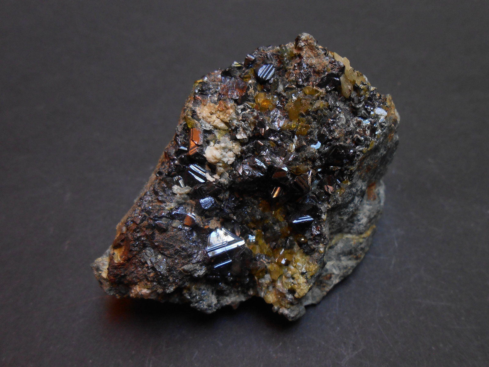 Magnetita y Epidota
6,5 x 4 x 3,5 cm
(Autor: Antonio Alcaide)