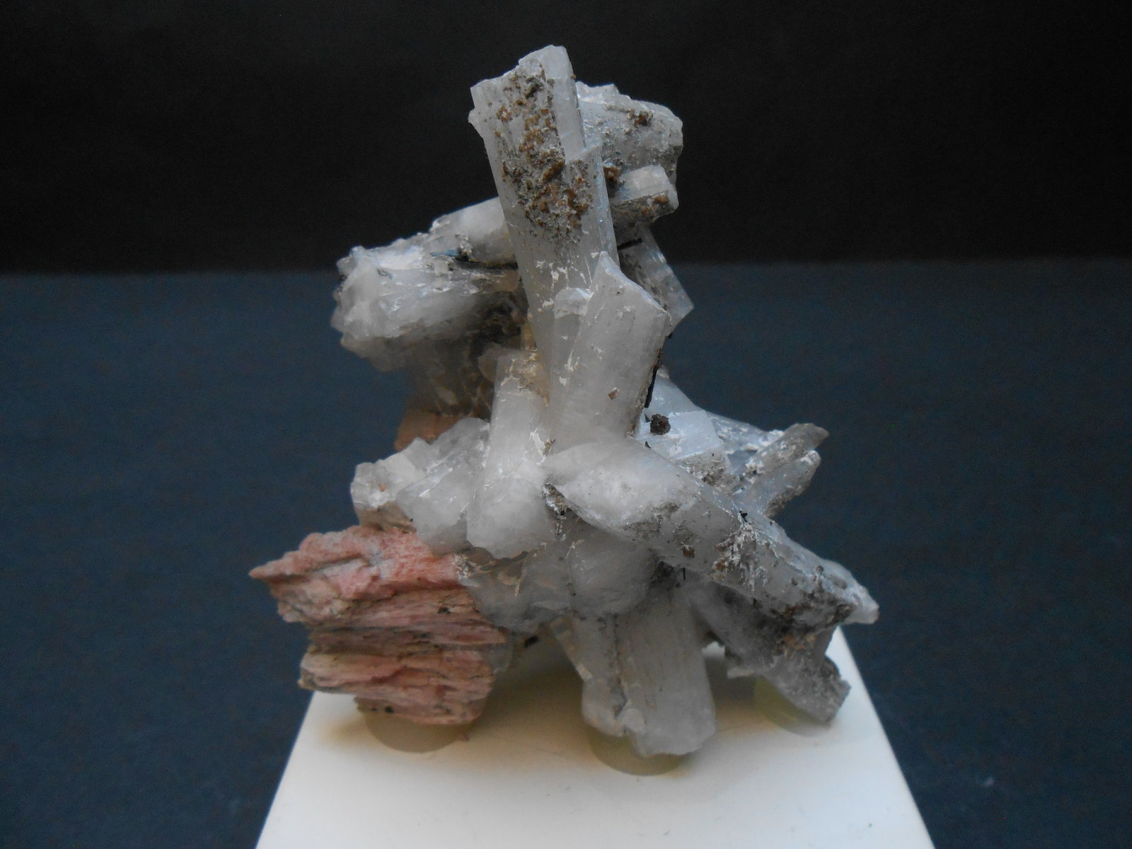 Natrolita y Serandita
8 x 7 x 4,5 cm
(Autor: Antonio Alcaide)