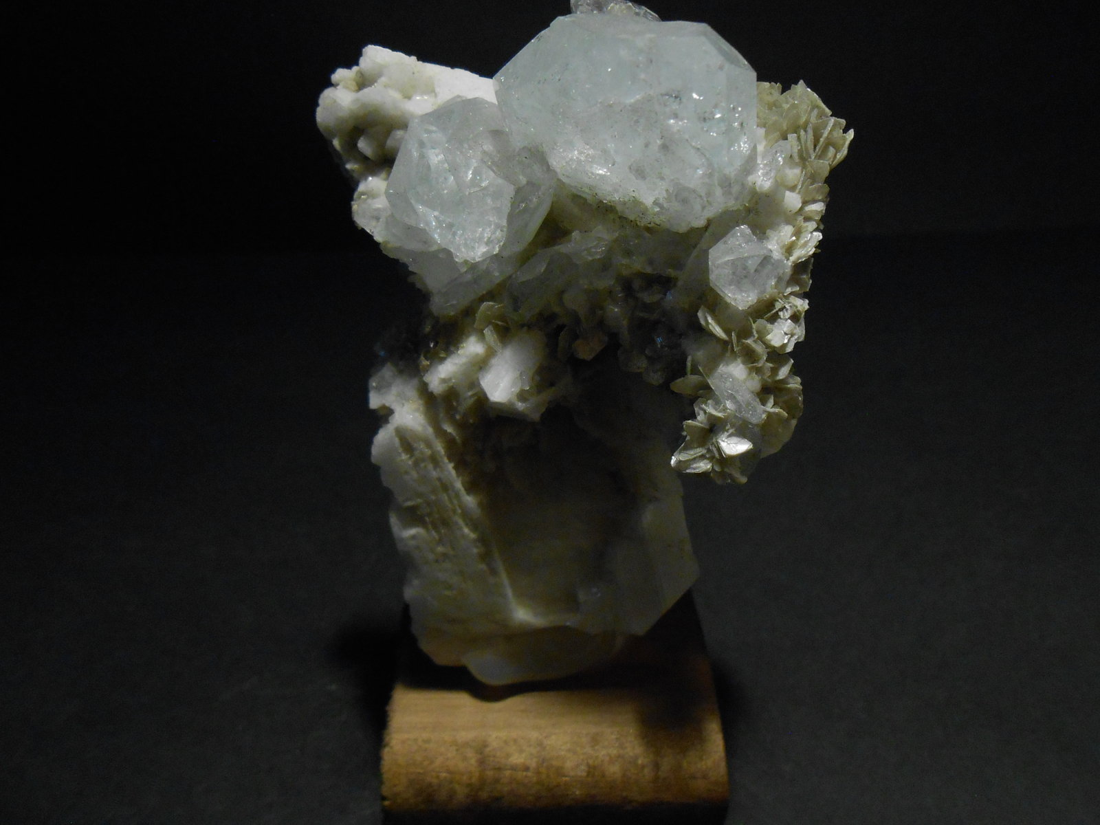 Berilo (variedad aguamarina), Albita y Casiterita
8 x 5 x 4 cm
(Autor: Antonio Alcaide)
