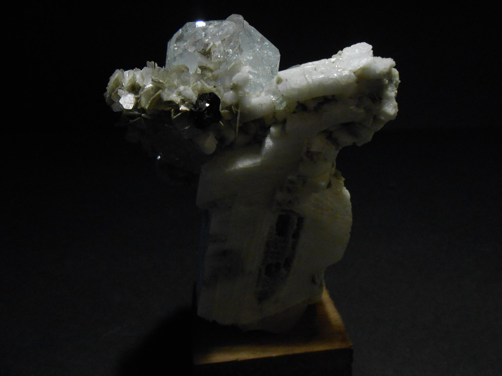 Berilo (variedad aguamarina), Albita y Casiterita
8 x 5 x 4 cm
(Autor: Antonio Alcaide)