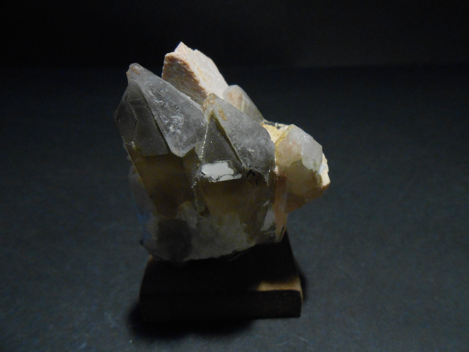 Cuarzo (variedad ahumado) y Microclina
5,5 x 4 x 4,5 cm
(Autor: Antonio Alcaide)