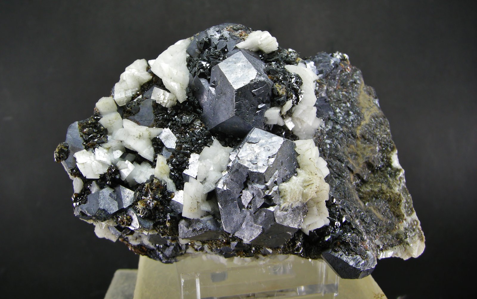 Galena, Esfalerita, Dolomita
9 x 7.5 cm
(Autor: Diego Navarro)