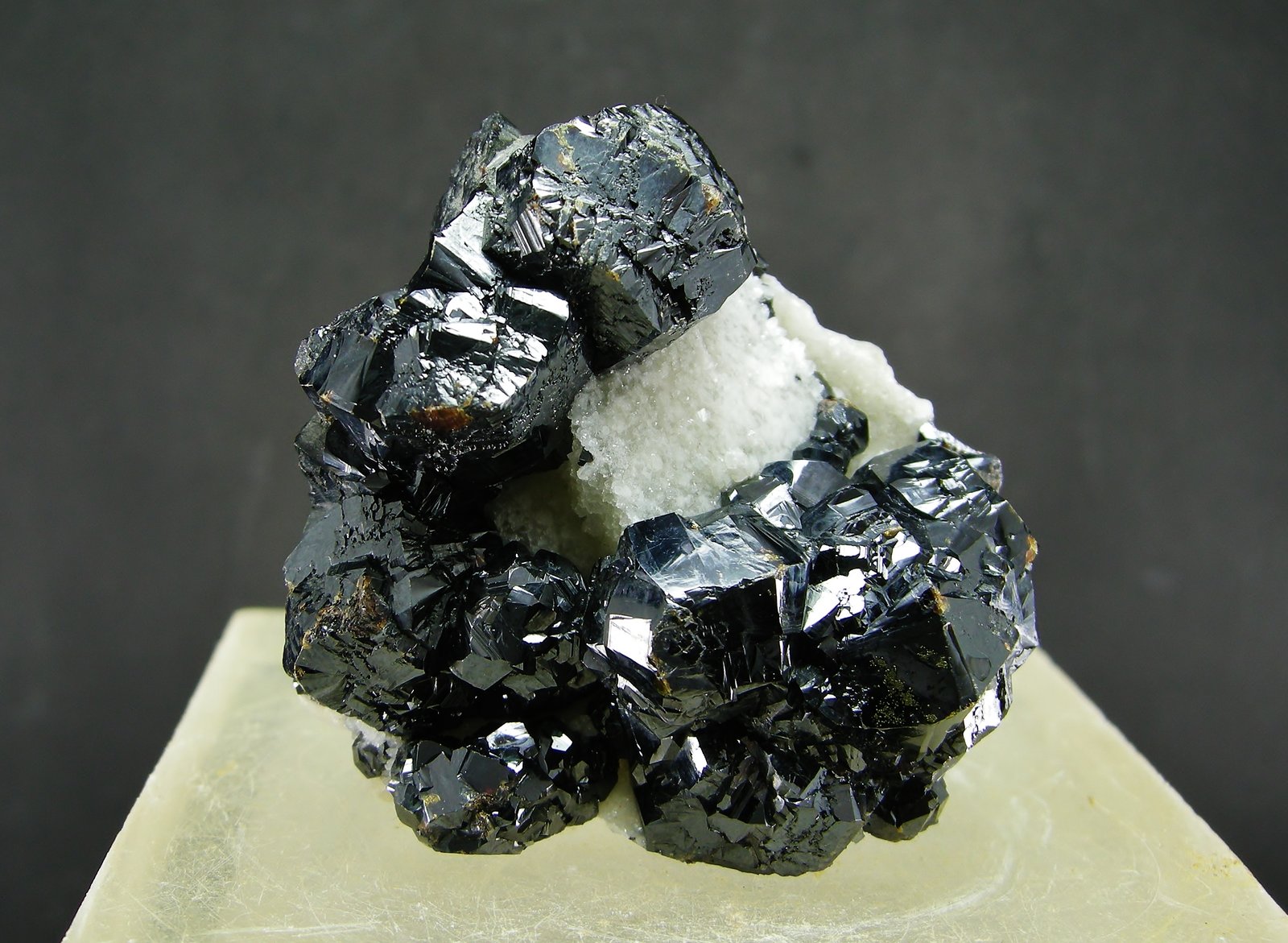 Esfalerita
4.5 x 4.5 cm
(Autor: Diego Navarro)