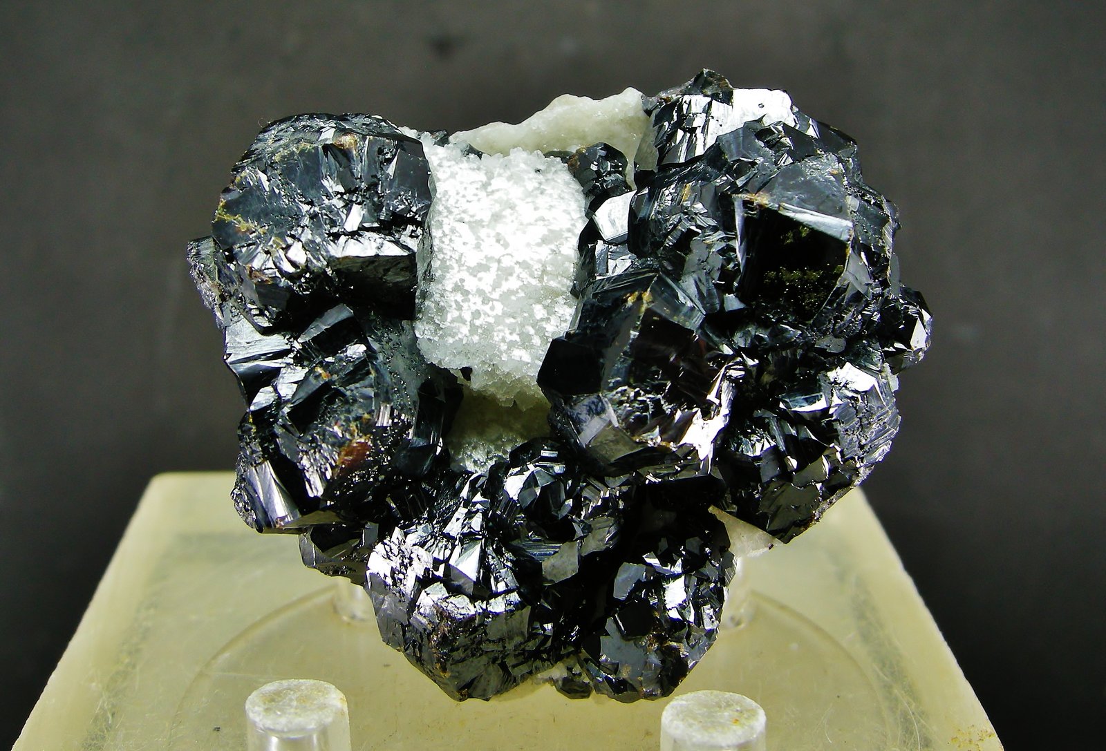 Esfalerita
4.5 x 4.5 cm
(Autor: Diego Navarro)