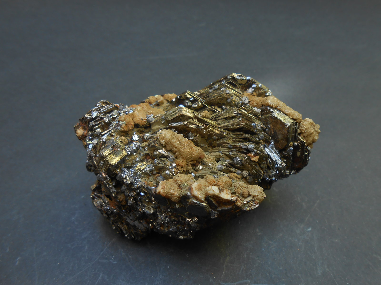 Pirrotita y Galena
7,5 x 4 x 3,5 cm
(Autor: Antonio Alcaide)
