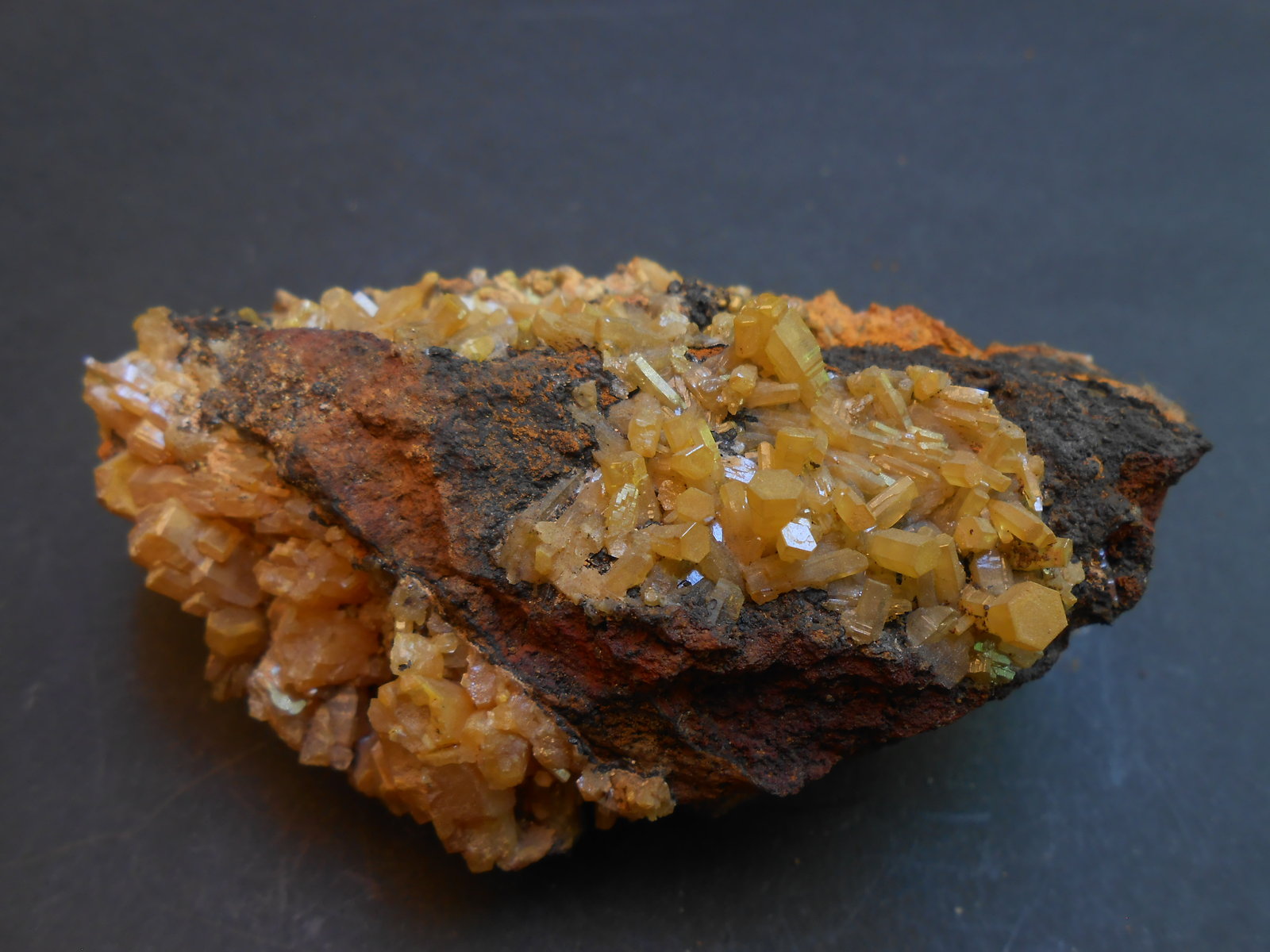 Mimetita
8 x 4 x 3,5 cm
(Autor: Antonio Alcaide)