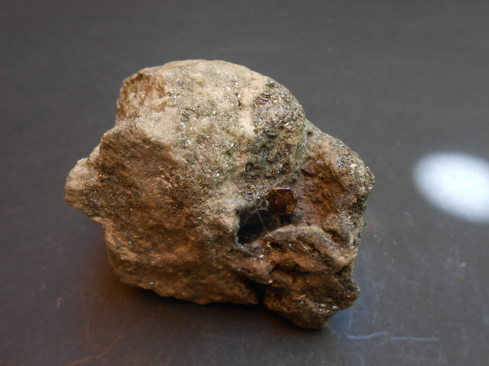 Vesubianita (Vesuvianita) y Biotita
6 x 5,5 x 4 cm
(Autor: Antonio Alcaide)