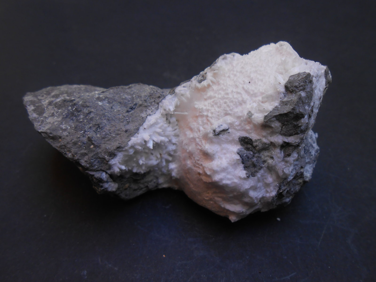 Thomsonita (Serie) y Laumontita
8,5 x 5 x 3,5 cm
(Autor: Antonio Alcaide)