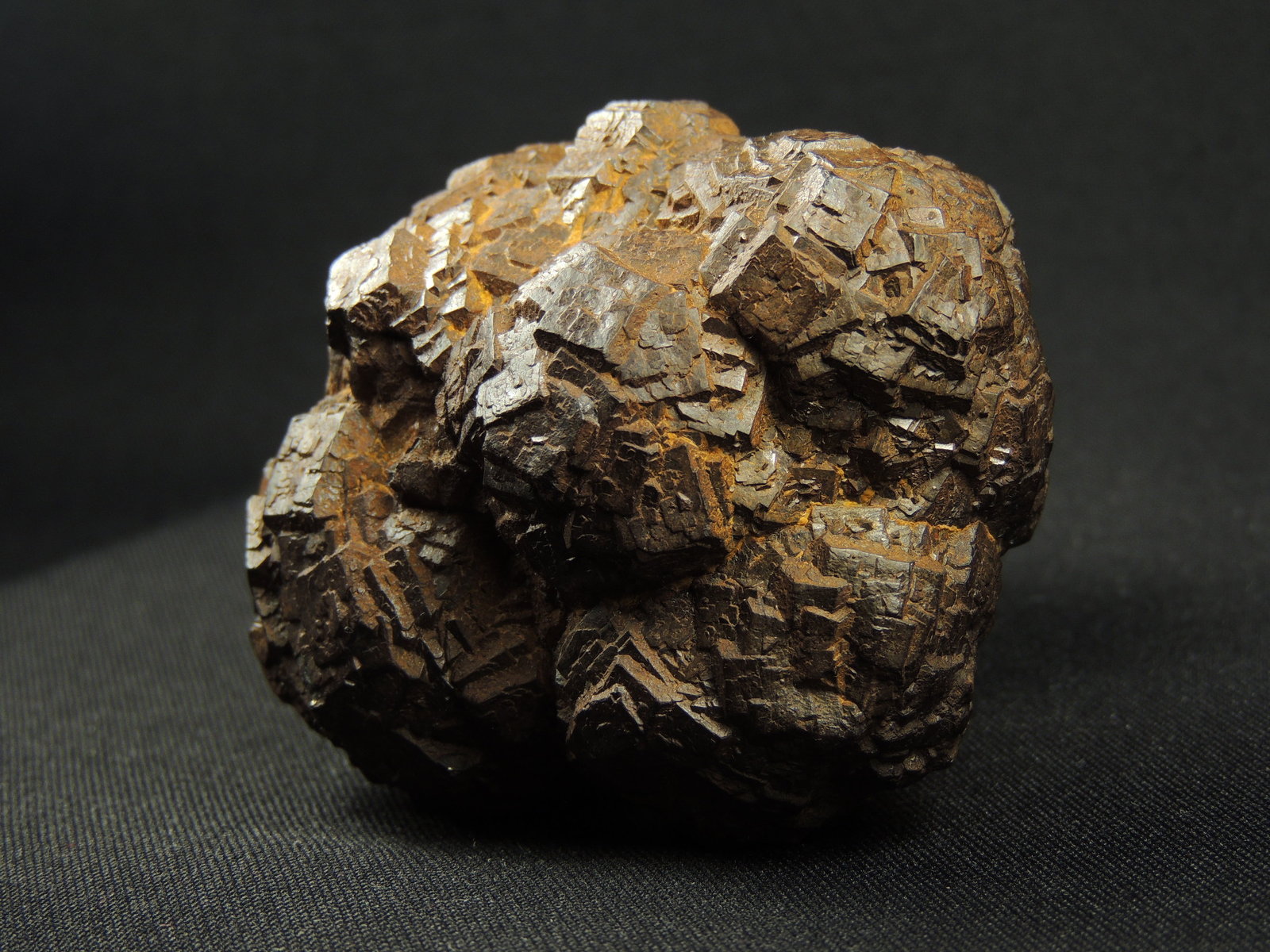 Limonita pseudo Pirita
6 x 5.3 x 3.5 centimetros
(Autor: Ricardo Melendez)