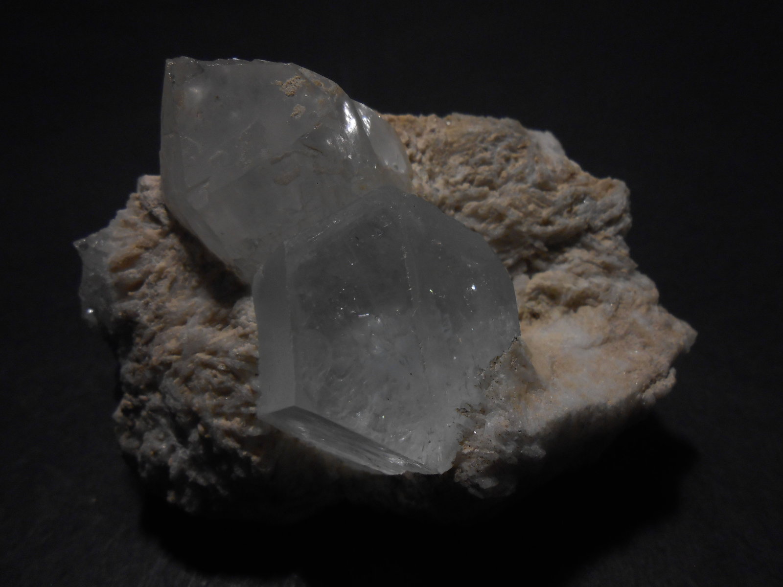 Berilo (variedad aguamarina), Cuarzo
6 x 5 x 4,5 cm
(Autor: Antonio Alcaide)