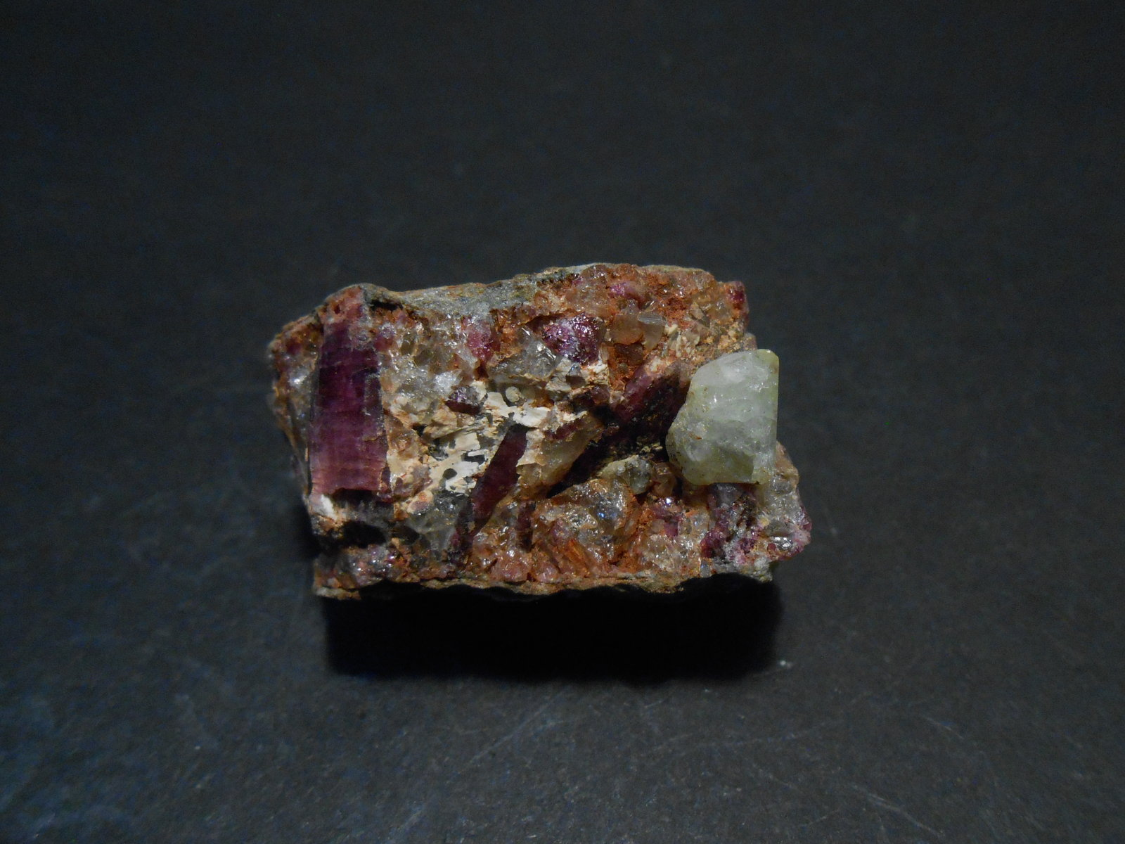 Rhodizita-Londonita (Serie) y Elbaita (variedad rubelita)
3,5 x 2 x 2 cm
(Autor: Antonio Alcaide)