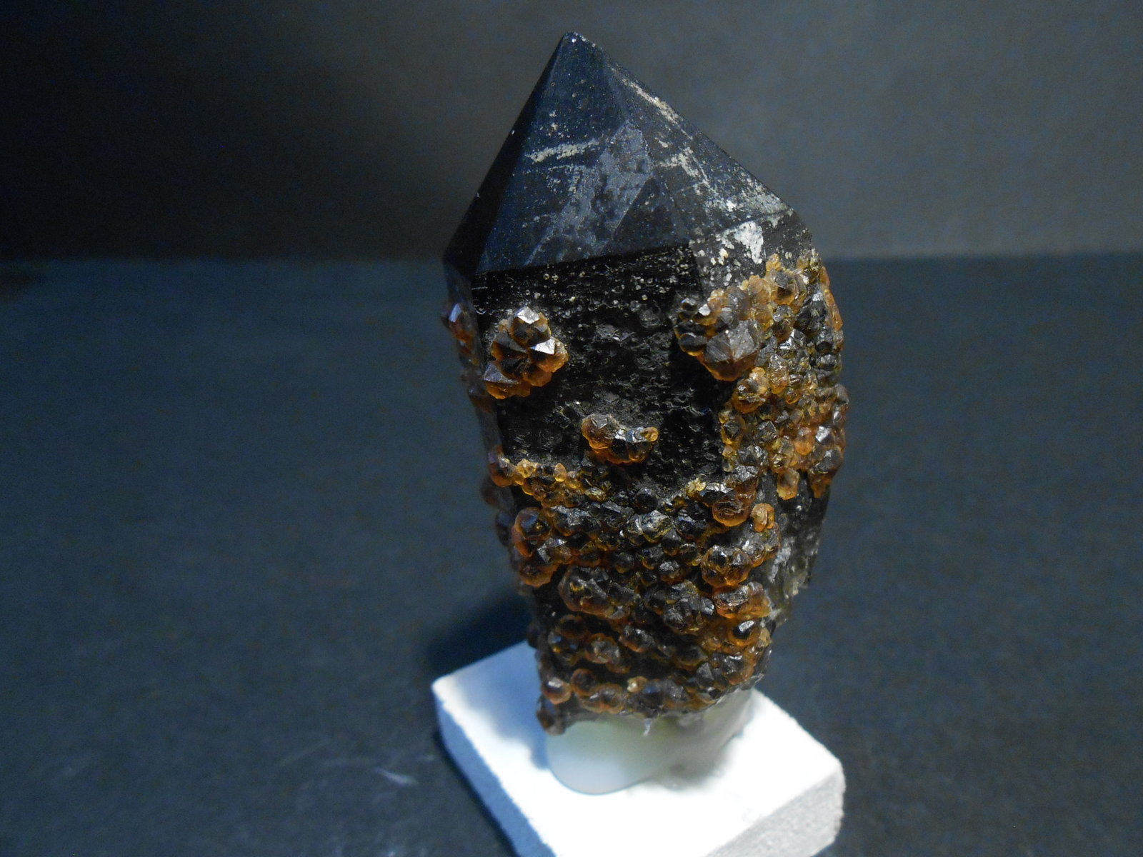 Cuarzo (variedad Ahumado) y Spessartina (Espesartina)
6 x 3,5 x 3 cm
(Autor: Antonio Alcaide)