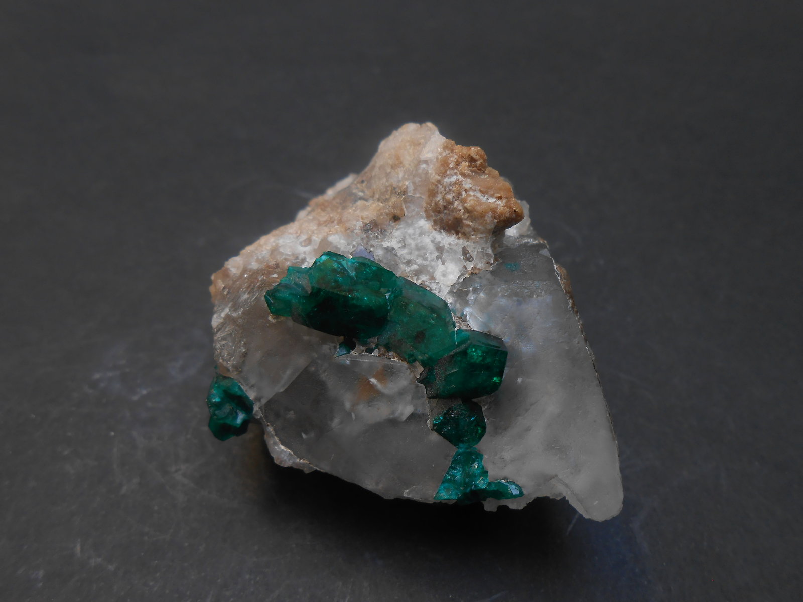 Dioptasa y Calcita
5,5 x 4 x 3 cm
(Autor: Antonio Alcaide)