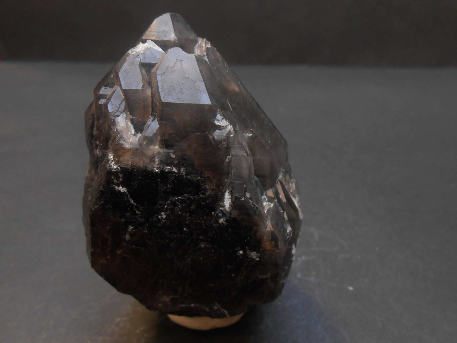 Cuarzo (variedad ahumado)
7,5 x 5 x 4 cm
(Autor: Antonio Alcaide)