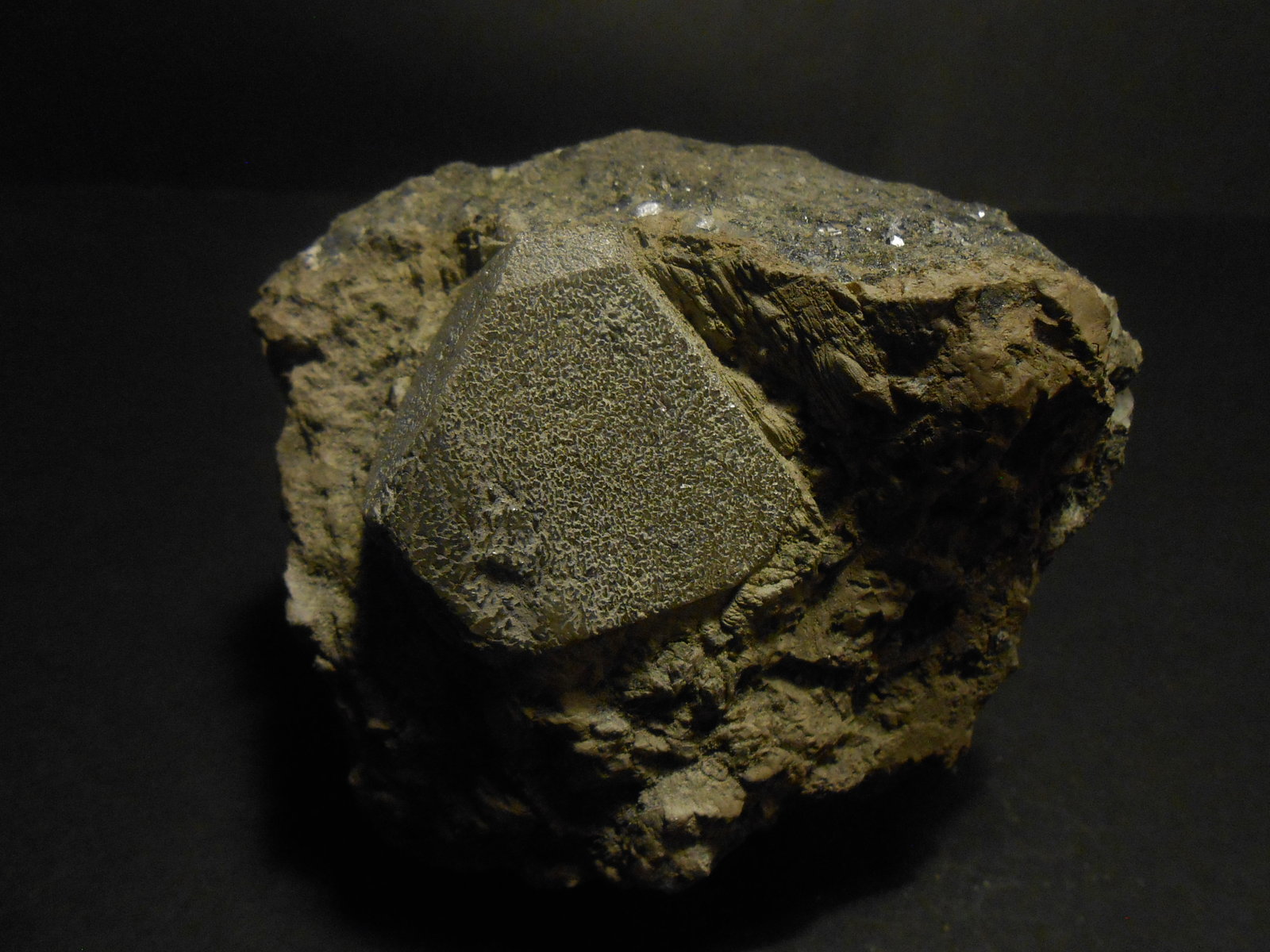 Scheelita, Molibdenita y Magnetita
9 x 8 x 6 cm
(Autor: Antonio Alcaide)