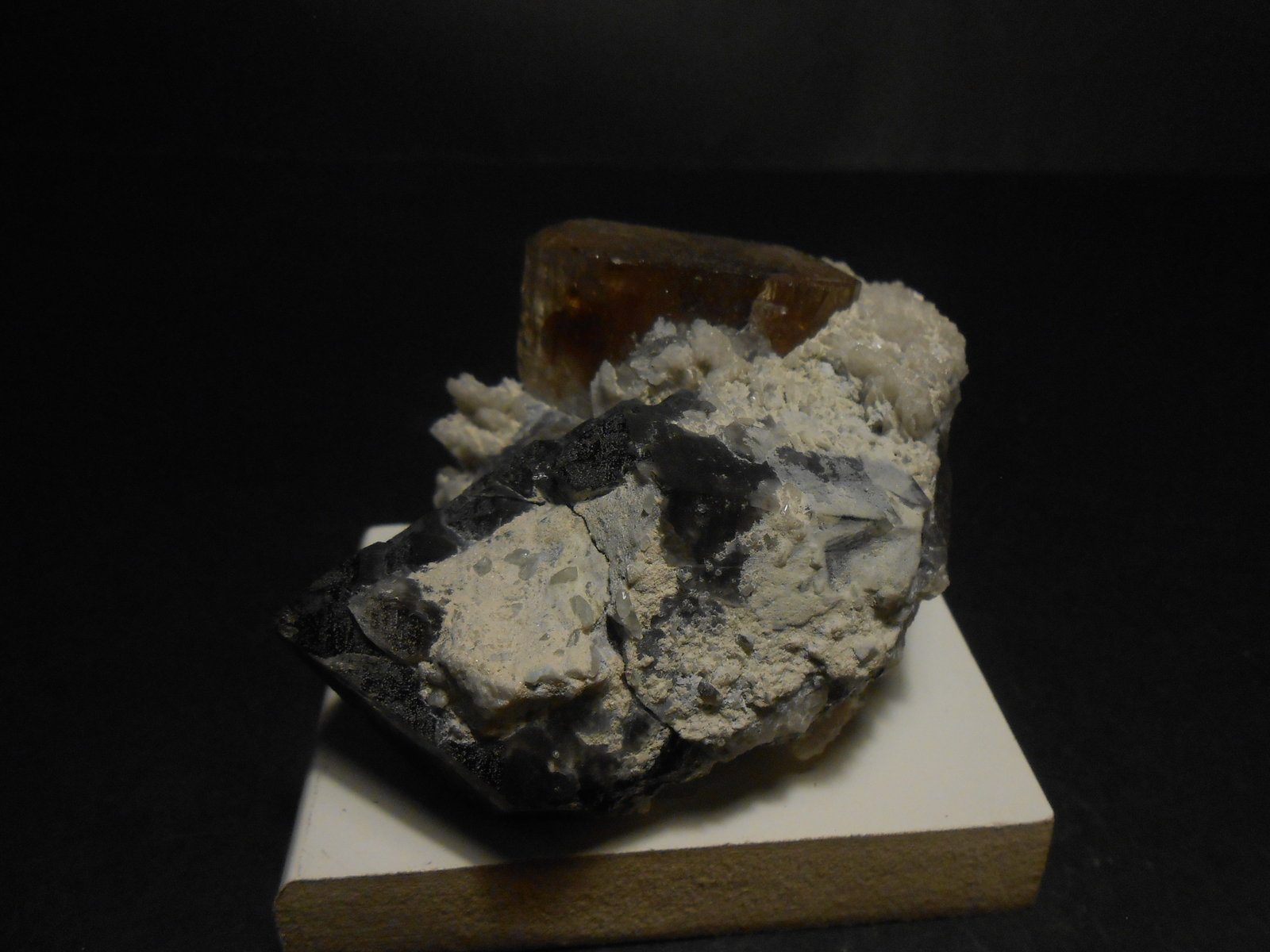 Topacio y Cuarzo
7 x 6 x 4 cm
(Autor: Antonio Alcaide)