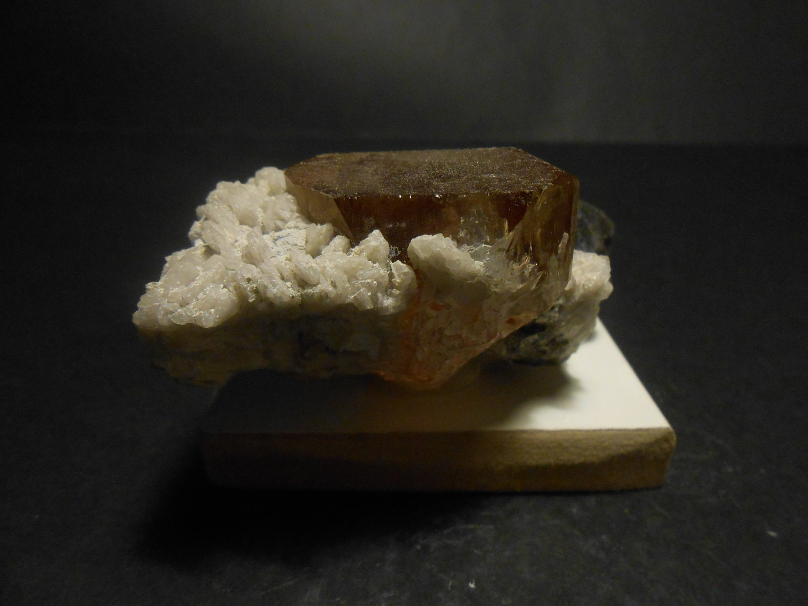 Topacio y Cuarzo
7 x 6 x 4 cm
(Autor: Antonio Alcaide)