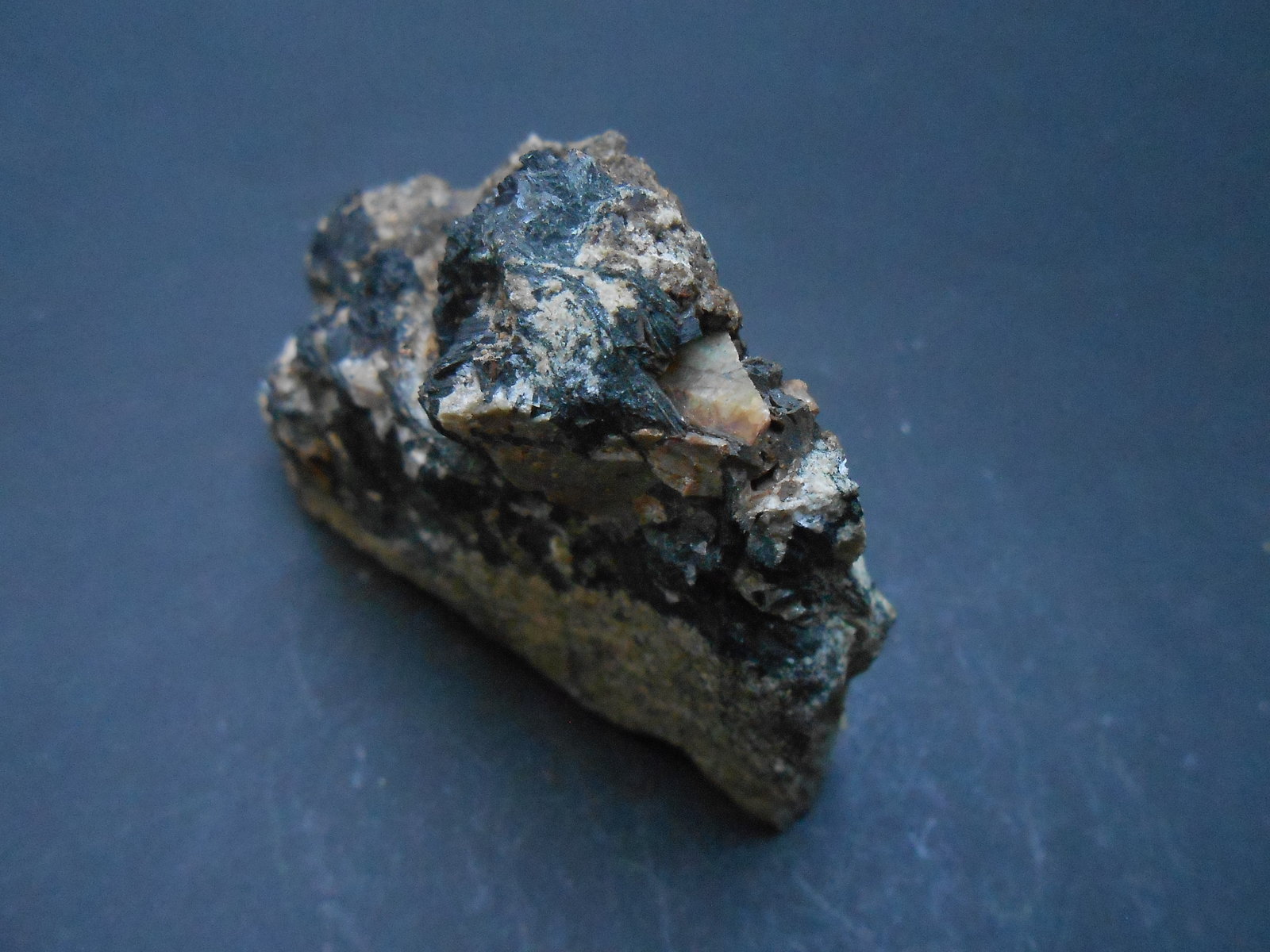 Titanita y Ferro-hornblenda
8 x 6 x 3 cm
(Autor: Antonio Alcaide)