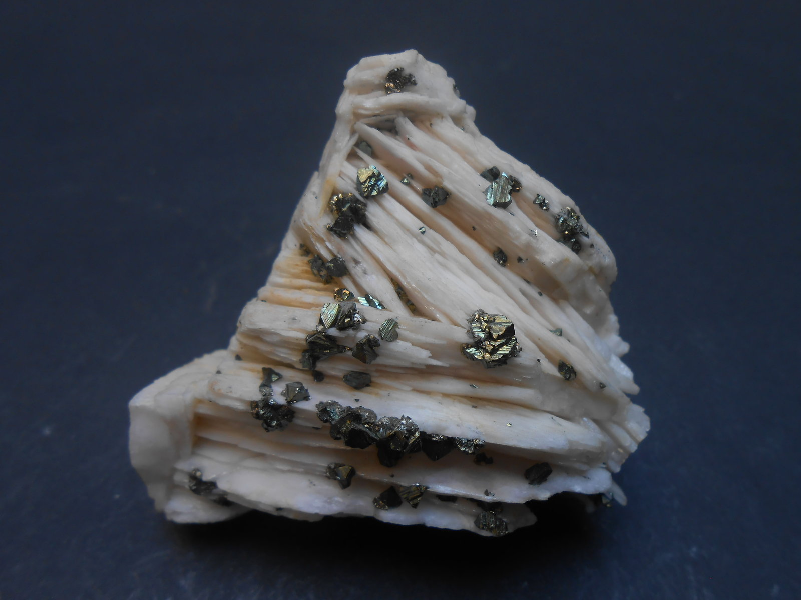 Calcopirita y Barita
6 x 5 x 3 cm
(Autor: Antonio Alcaide)