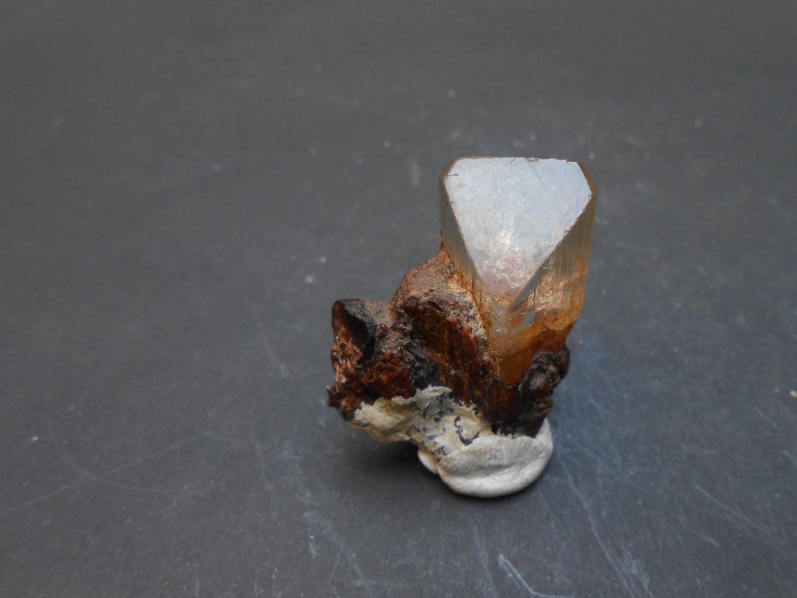 Topacio
3 x 3 x 2 cm
(Autor: Antonio Alcaide)