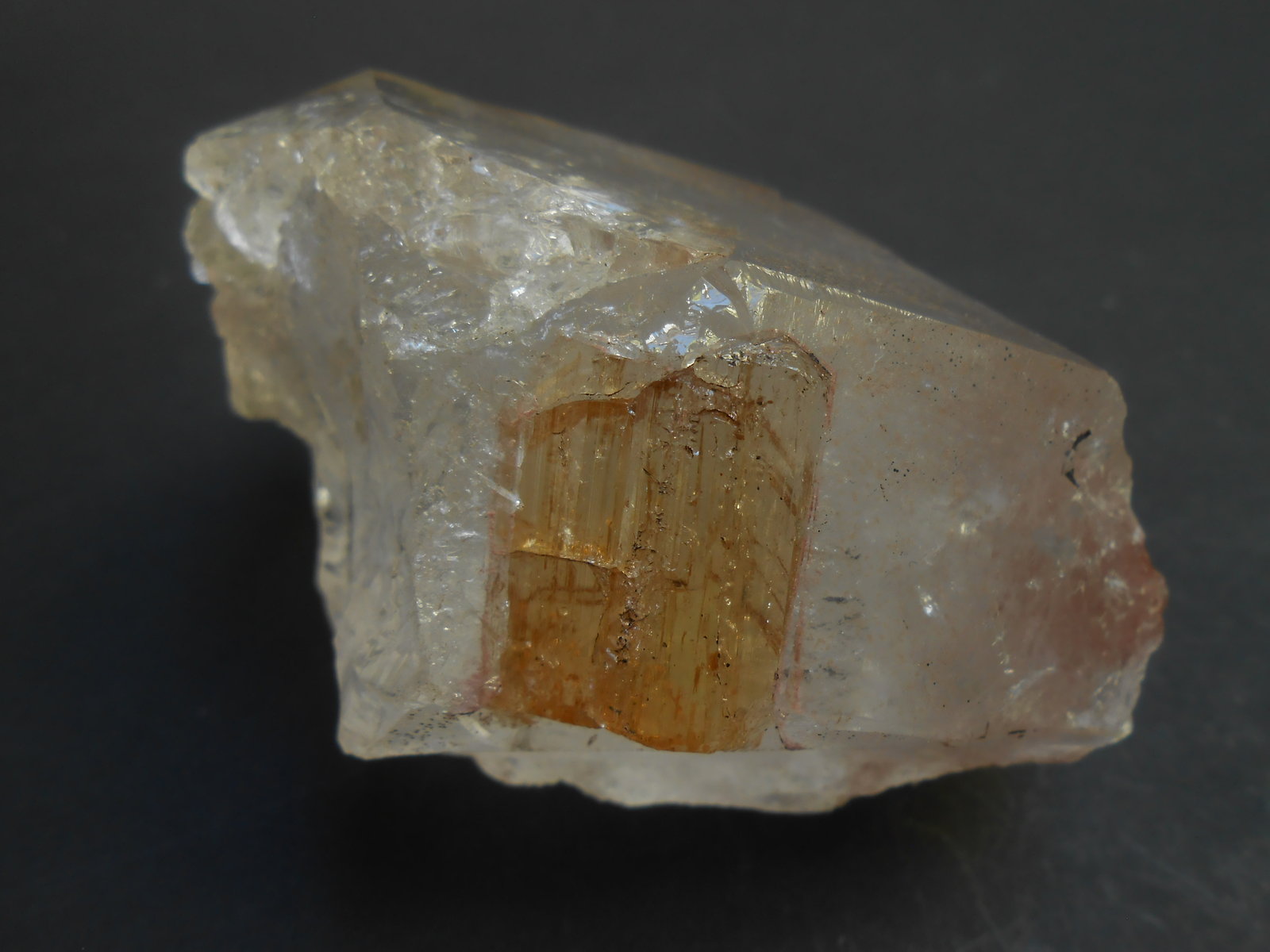 Topacio y Cuarzo
8 x 6,5 x 4 cm
(Autor: Antonio Alcaide)