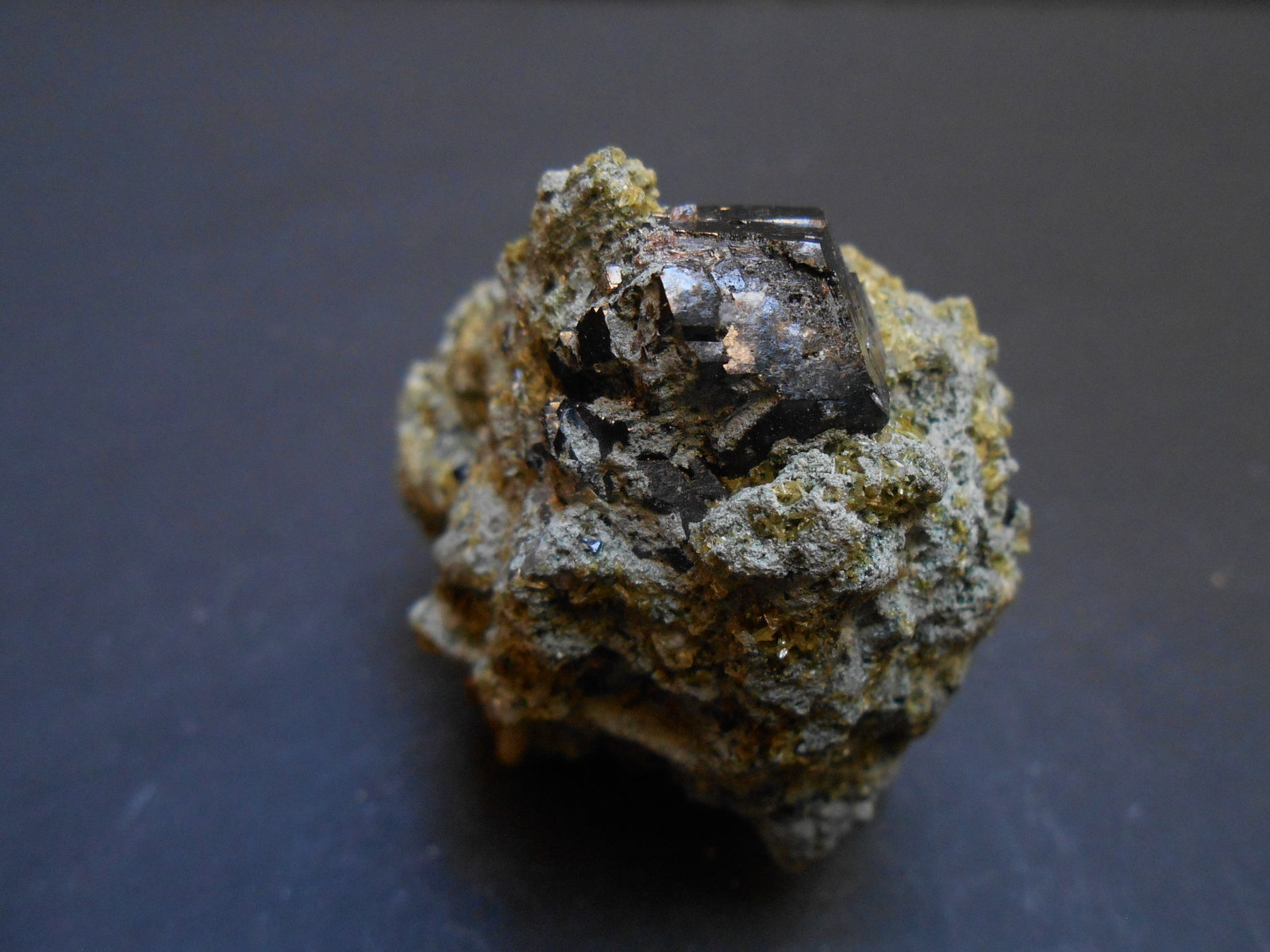 Andradita (variedad melanito) y Clinozoisita
6 x 5 x 4 cm
(Autor: Antonio Alcaide)
