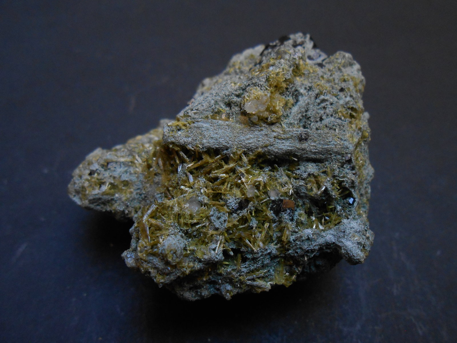 Andradita (variedad melanito) y Clinozoisita
6 x 5 x 4 cm
(Autor: Antonio Alcaide)