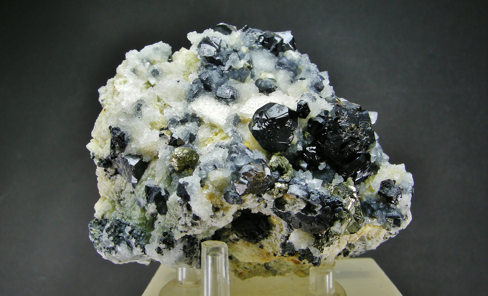 Esfalerita + Galena + Pirita + Cuarzo
8.7 x 5.5 cm
(Autor: Diego Navarro)