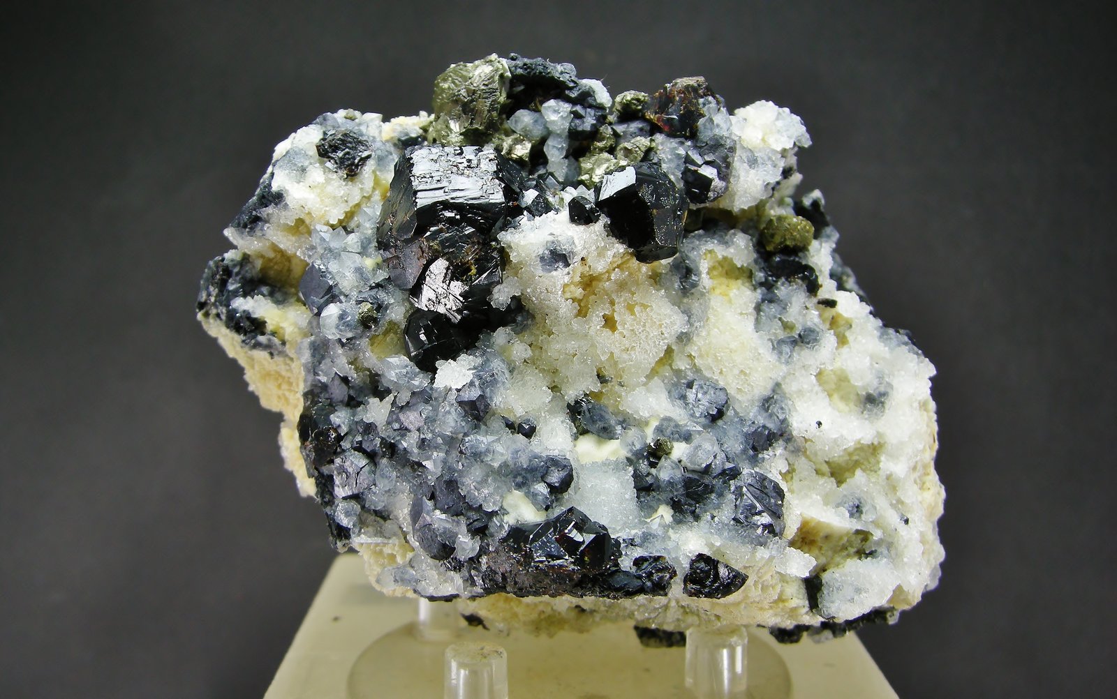 Esfalerita + Galena + Pirita + Cuarzo
8.7 x 5.5 cm
(Autor: Diego Navarro)