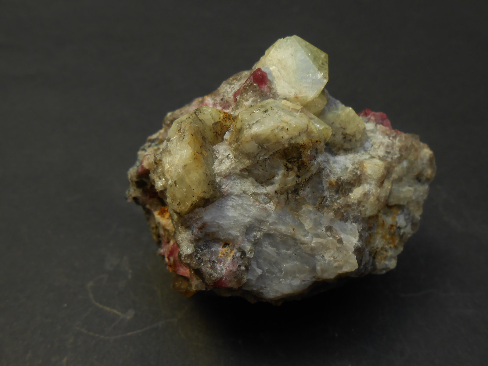 Rhodizita y Elbaita
6 x 4,5 x 3,5 cm
(Autor: Antonio Alcaide)