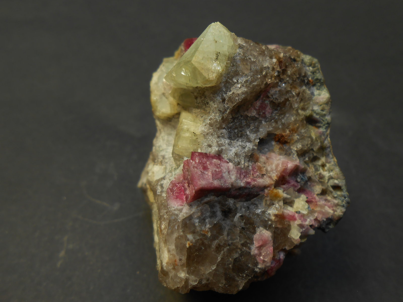 Rhodizita y Elbaita
6 x 4,5 x 3,5 cm
(Autor: Antonio Alcaide)